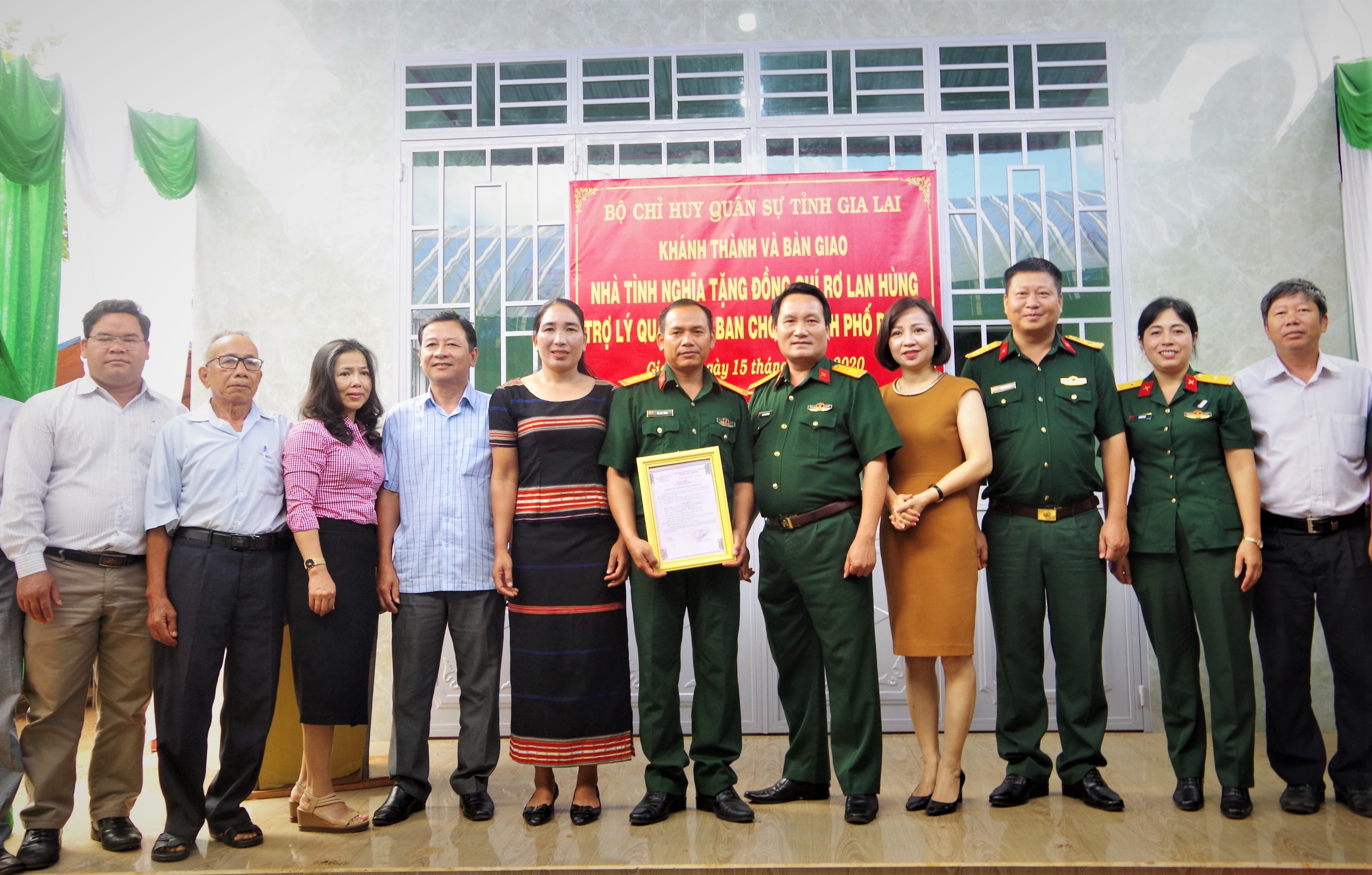 Bộ CHQS tỉnh Gia Lai bàn giao nhà tình nghĩa cho đồng chí Rơ Lan Hùng